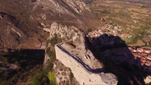 Vista aérea de antiguas ruinas del castillo de Poza de la Sal en Burgos, Castilla y León, España . — Vídeo de stock