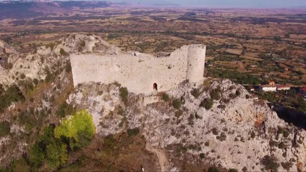 Luchtfoto van de oude ruïnes van het kasteel Poza de la Sal in Burgos, Castilië en León, Spanje. — Stockvideo