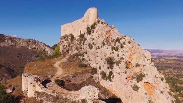 Vista aérea de antiguas ruinas del castillo de Poza de la Sal en Burgos, Castilla y León, España . — Vídeos de Stock