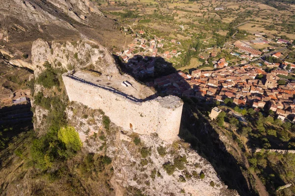 Vista aérea de antiguas ruinas del castillo de Poza de la Sal en Burgos, Castilla y León, España . —  Fotos de Stock