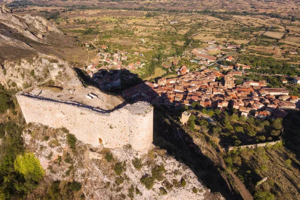 Vista aérea de antiguas ruinas del castillo de Poza de la Sal en Burgos, Castilla y León, España . —  Fotos de Stock