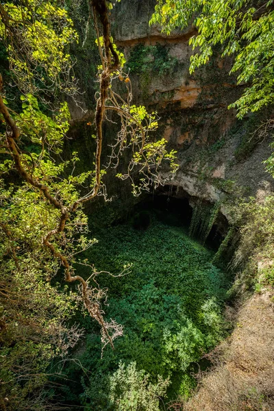 Глибока природна діра в Грізелі (Арагон, Іспанія).. — стокове фото