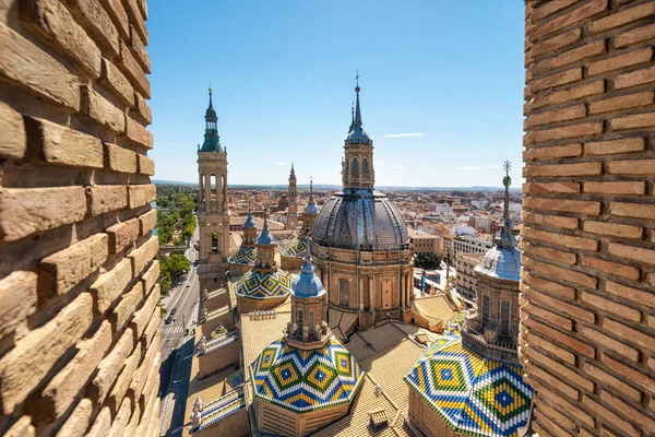 Vista aérea da paisagem urbana da basílica de Nossa Senhora na cidade de Zaragoza, na Espanha. — Fotografia de Stock