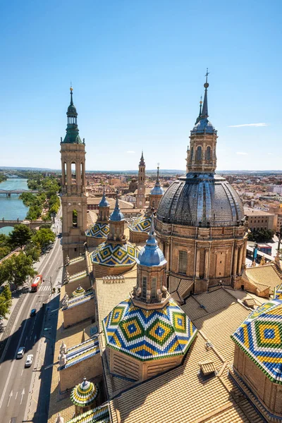 Vista aérea da paisagem urbana da basílica de Nossa Senhora na cidade de Zaragoza, na Espanha. — Fotografia de Stock