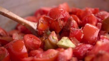 Domates sosunu yakın çekim pişirme. Cook tavada taze domates eklemek, yavaş hareket.