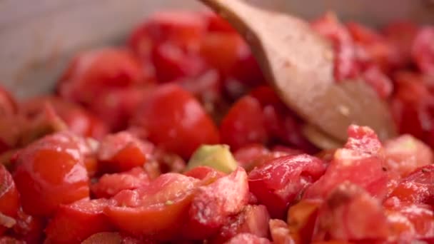 Приготування томатного соусу крупним планом. Приготувати додати свіжий помідор у сковороду, повільний рух . — стокове відео