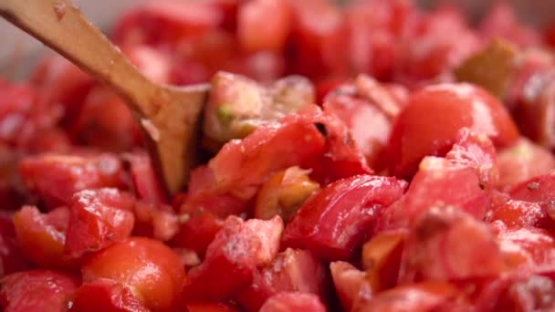 Masak saus tomat close-up. Masak menambahkan tomat segar dalam panci, gerakan lambat . — Stok Video
