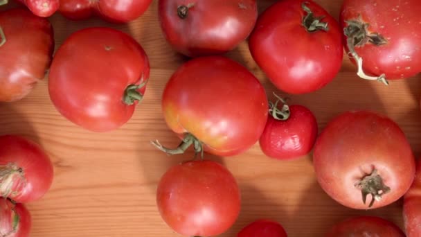 Verduras orgânicas cruas, tomates deliciosos na mesa de madeira, tiro dolly filmado de cima . — Vídeo de Stock