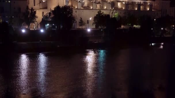 Vista nocturna de la famosa Basílica de Zaragoza . — Vídeo de stock