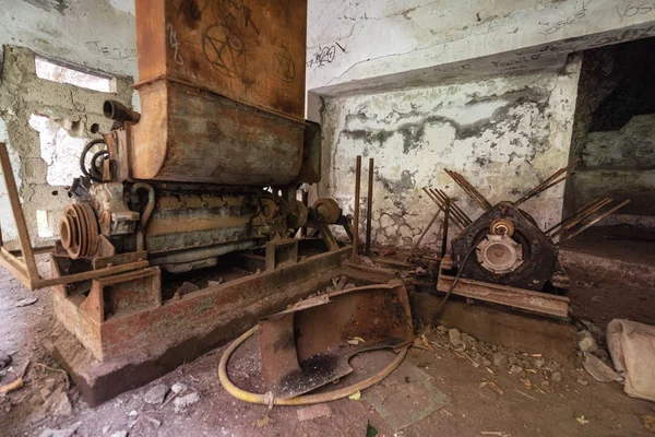 Staré opuštěné obráběcí stroje a zrezivělé kovové zařízení v opuštěné továrně. — Stock fotografie