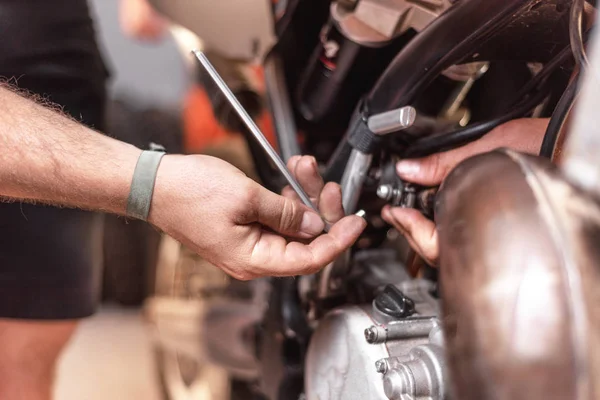 Javítása egy műhelyben egy motorkerékpár motor szerelő. — Stock Fotó