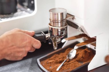 El Barista Holding Kahve Tamper Ve Kahve Hazırlama Yapma.