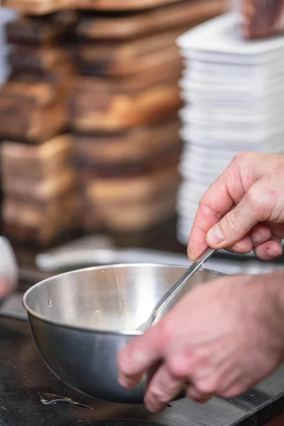 Chef manos batiendo huevos en un tazón . — Foto de Stock