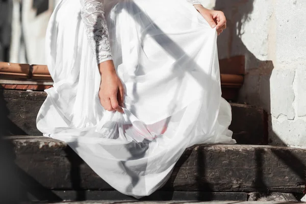 Braut im weißen Hochzeitskleid auf der Treppe. Mädchen mit Glamour-Look. Modell für die Mode. — Stockfoto