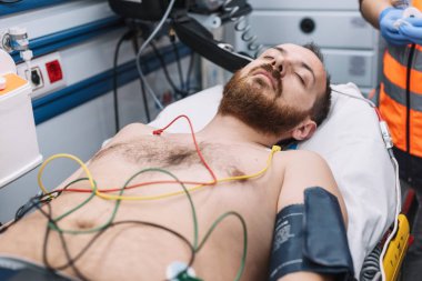 Doktor hastaya ambulansta katılıyor.