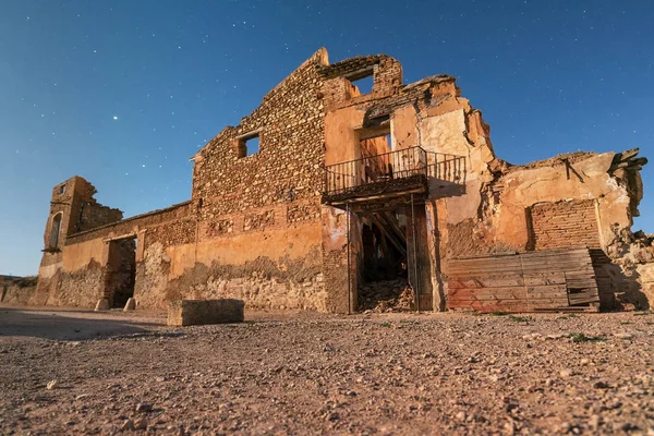 Nachtszene belgischer Ruinen, zerstört während des spanischen Bürgerkriegs, Saragossa, Spanien. — Stockfoto
