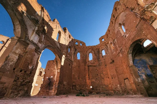 Nachtscène van Belchite ruïnes, verwoest tijdens de Spaanse burgeroorlog, Saragossa, Spanje. — Stockfoto