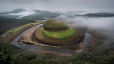 Sisli bir sabahta güzel bir orman kaçamağının manzarası. Melero wayder, Extremadura, İspanya.