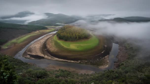 Scenic Time Lapse van mooie meander in een mistige ochtend. Melero meander, Extremadura, Spanje. — Stockvideo