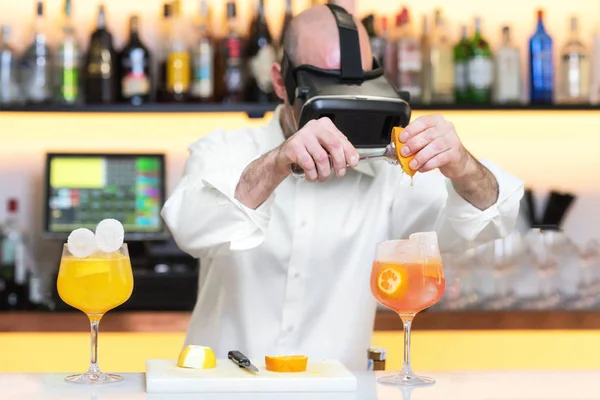 Barman apprentice preparing cocktail with virtual reality teacher. Apprentice learning how to prepare cocktail with virtual reality glasses. — Stock Photo, Image