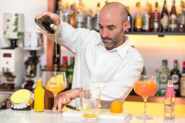 Uzman barmen gece kulübünde kokteyl hazırlıyor..