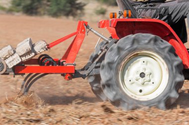 Plough Saban Alanı Toprak Kapalı Kırmızı Traktör Görünümü.