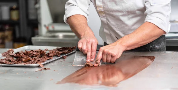 Hacer chocolates hechos a mano. Un pastelero haciendo dulces de chocolate. Primer plano . — Foto de Stock