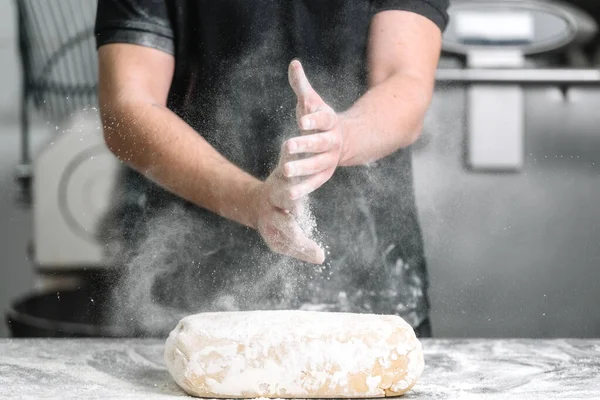 식당 주방에서 밀가루 로손을 잡고 있는 베이커. — 스톡 사진