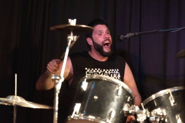 davul ve ziller konserde oynayan erkek müzisyen.