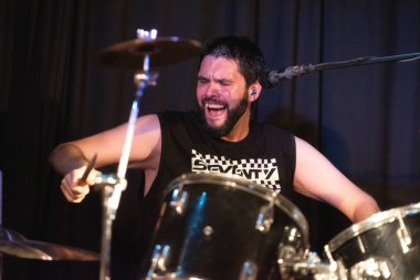 davul ve ziller konserde oynayan erkek müzisyen.