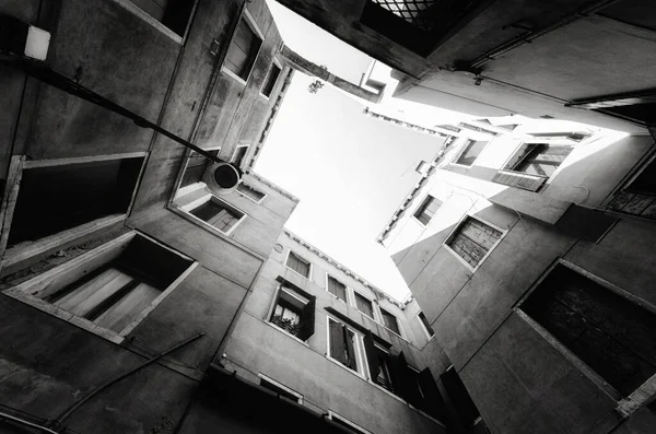 Construção de fundo abstrato. Edifício residencial em preto e branco . — Fotografia de Stock