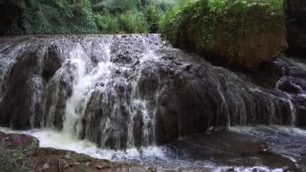 Cachoeira idílica no Parque Natural Monasterio de Piedra, Zaragoza, Aragão, Espanha . — Vídeo de Stock
