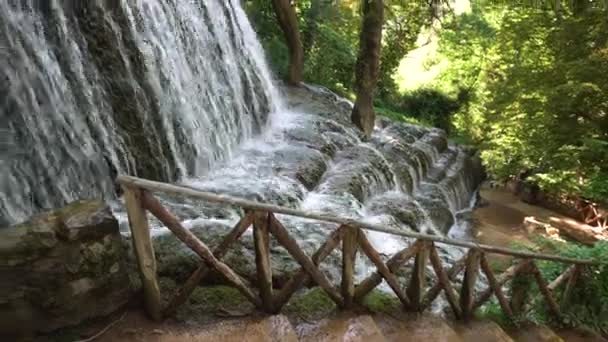 Cachoeira idílica no Parque Natural Monasterio de Piedra, Zaragoza, Aragão, Espanha . — Vídeo de Stock