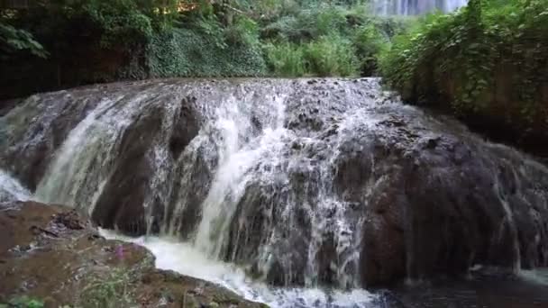 Идиллический водопад в природном парке Monasterio de Piedra, Сарагоса, Арагон, Испания . — стоковое видео