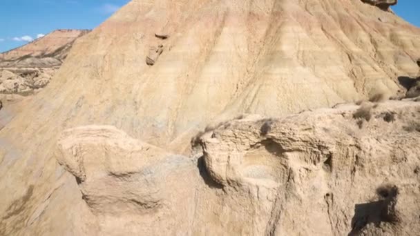 Σχηματισμός βράχου στο πάρκο Bardenas Reales, Navarra, Ισπανία. Είναι η μεγαλύτερη έρημος στην Ευρώπη. — Αρχείο Βίντεο