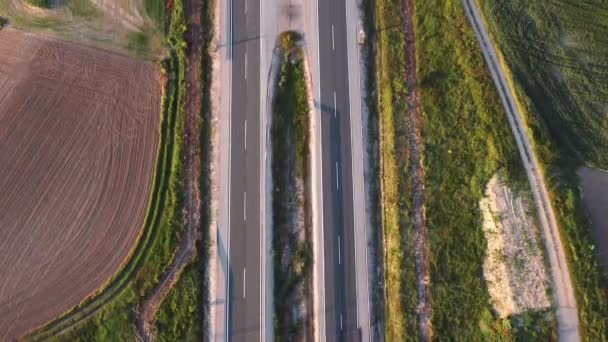 Landlige motorvej med biler. Set fra oven . – Stock-video