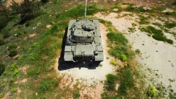 Bovenaanzicht vanuit de lucht van een militaire tank. — Stockvideo