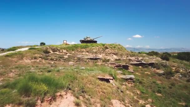 Luchtfoto van een militaire tank. — Stockvideo