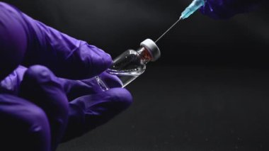 Doktor 'un ellerini kapatın şırıngayı ve şişeyi hazırlayın, aşı için, siyah izole edilmiş arka plan.