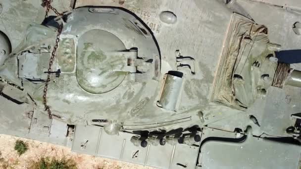 Vista superior aérea de perto de um tanque militar . — Vídeo de Stock