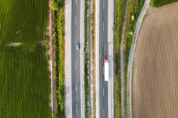 Landsbygdsväg med bilar. Ovanifrån. — Stockfoto