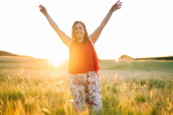 Young woman arms raised up to sky, celebrating freedom. Positive emotions feeling life perception success, peace of mind concept. Free Happy girl in summer meadow enjoying sunset in nature. — Stock Photo, Image