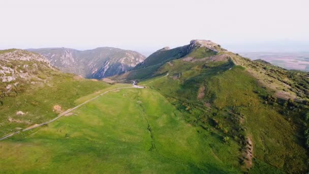 Vista aérea del paisaje montañoso en Pancorbo, Burgos, Castilla y León, España . — Vídeos de Stock