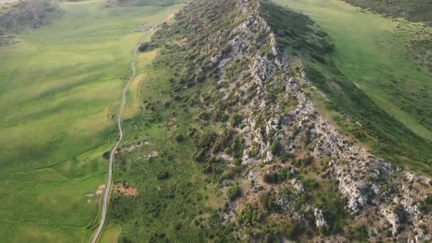 Luchtfoto van bergachtig landschap in Pancorbo, Burgos, Castilla y Leon, Spanje. — Stockvideo