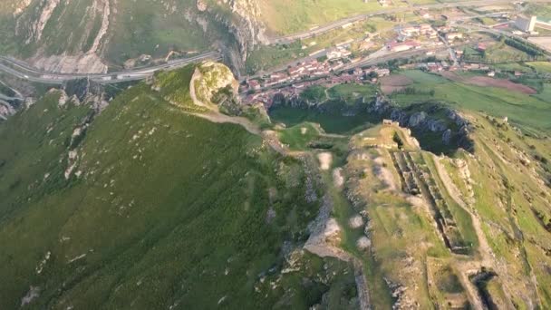 Pancorbo Vadisi, Burgos, Castilla y Leon, İspanya 'daki dağlık arazi manzarası. — Stok video