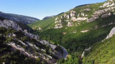 Burgos, Castilla y Leon, İspanya 'dan geçen Ebro nehri ve bir kanyonun havadan görüntüsü..