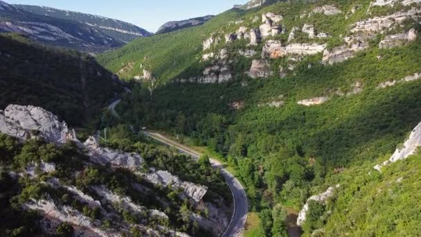 Vista aérea de um desfiladeiro e do rio Ebro que passa por ele na província de Burgos, Castela e Leão, Espanha . — Vídeo de Stock