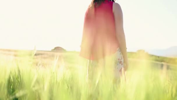 Feliz joven mujer quitándose su mascarilla médica, de pie en el prado al aire libre durante el atardecer en primavera. Concepto de fin de la pandemia del Coronavirus . — Vídeos de Stock
