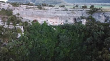 Ojo Guarena, Burgos, İspanya 'daki bir mağarada Aziz Bernabe' nin hava manzarası.