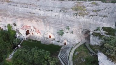 Ojo Guarena, Burgos, İspanya 'daki bir mağarada Aziz Bernabe' nin hava manzarası.
